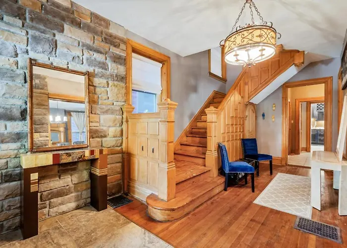 Holiday home 3-story Historic With Steam Shower And 3 King Beds In Walkable Shadyside *