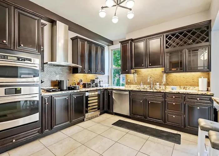 Holiday home 3-story Historic With Steam Shower And 3 King Beds In Walkable Shadyside *