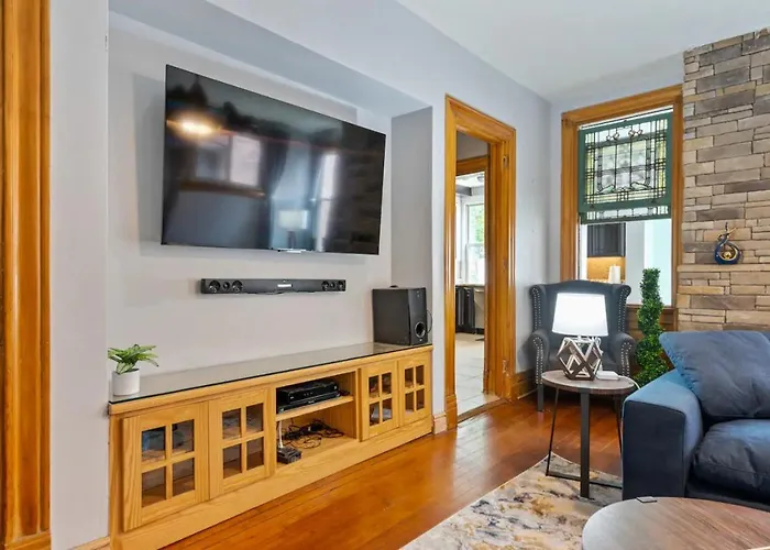 Holiday home 3-story Historic With Steam Shower And 3 King Beds In Walkable Shadyside Pittsburgh