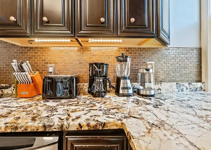 3-story Historic With Steam Shower And 3 King Beds In Walkable Shadyside *