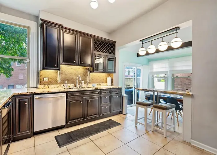 3-story Historic With Steam Shower And 3 King Beds In Walkable Shadyside Holiday home