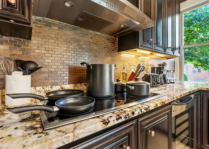 Holiday home 3-story Historic With Steam Shower And 3 King Beds In Walkable Shadyside