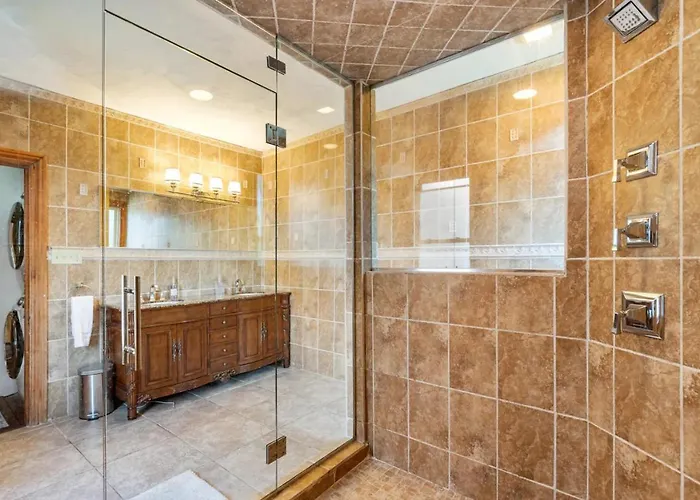 Holiday home 3-story Historic With Steam Shower And 3 King Beds In Walkable Shadyside *