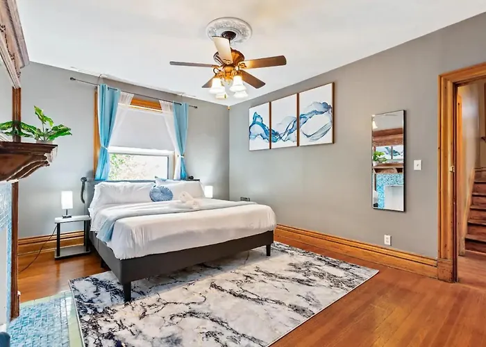 Holiday home 3-story Historic With Steam Shower And 3 King Beds In Walkable Shadyside *