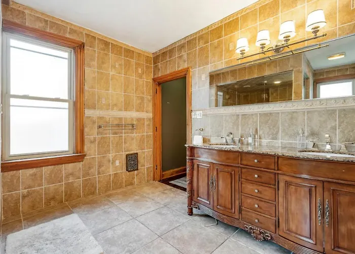 Holiday home 3-story Historic With Steam Shower And 3 King Beds In Walkable Shadyside *