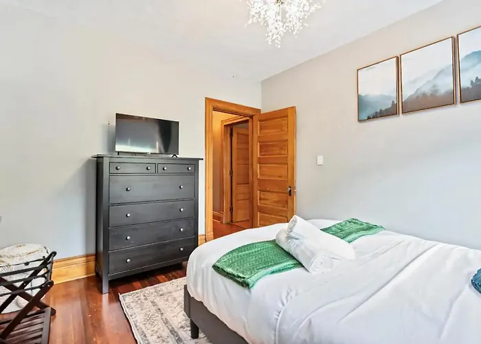 Holiday home 3-story Historic With Steam Shower And 3 King Beds In Walkable Shadyside