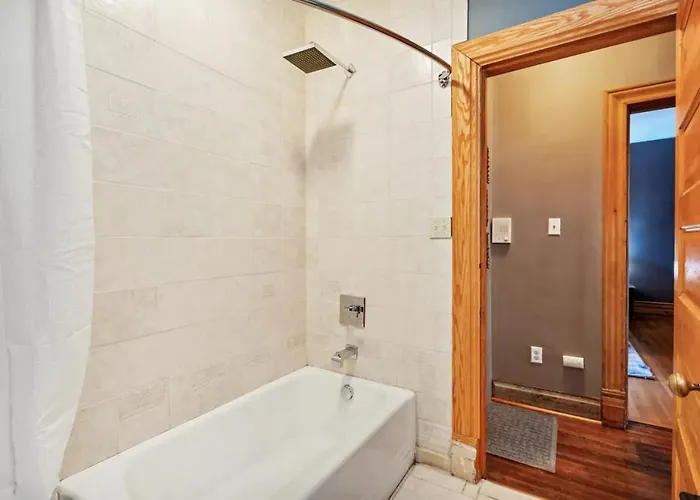 Holiday home 3-story Historic With Steam Shower And 3 King Beds In Walkable Shadyside *