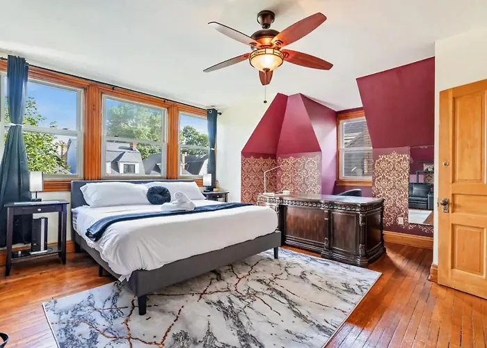 3-story Historic With Steam Shower And 3 King Beds In Walkable Shadyside Holiday home