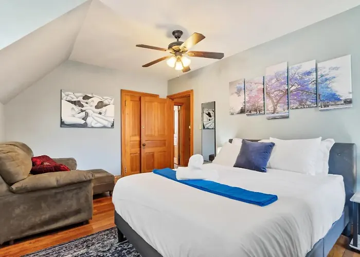 3-story Historic With Steam Shower And 3 King Beds In Walkable Shadyside Holiday home