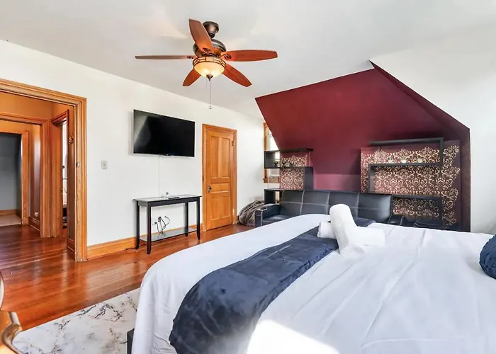 Holiday home 3-story Historic With Steam Shower And 3 King Beds In Walkable Shadyside *