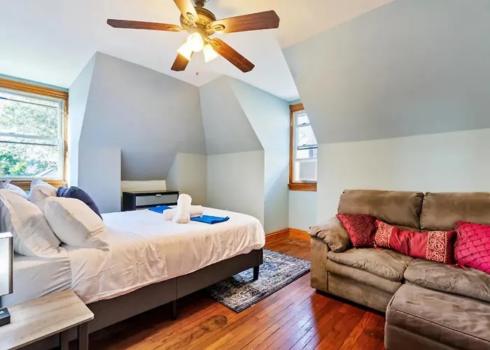 Holiday home 3-story Historic With Steam Shower And 3 King Beds In Walkable Shadyside Pittsburgh